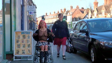 Voyeur Babe Leah Caprice Flashing